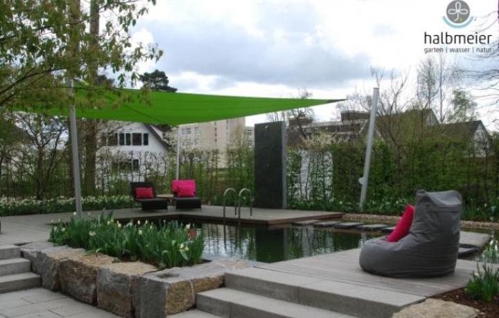 Naturpool mit Holzdeck und Sonnensegel