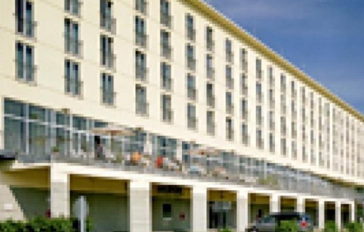 nh-Hotel, vormals Astron - Neubau Hotel an der Horner Rennbahn