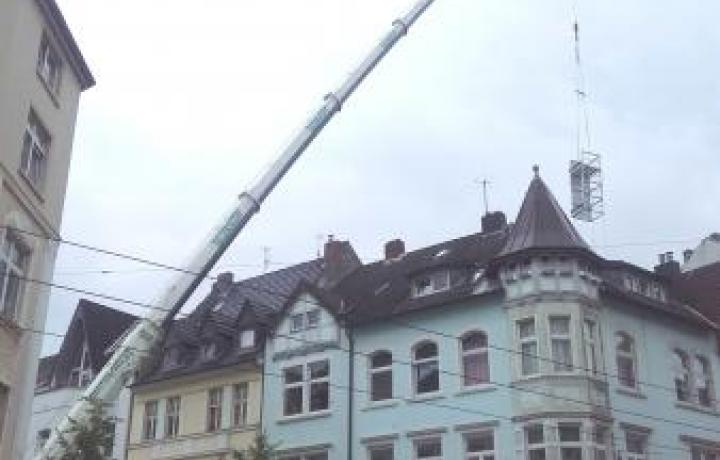 Aufzugsturm mit Terrasse