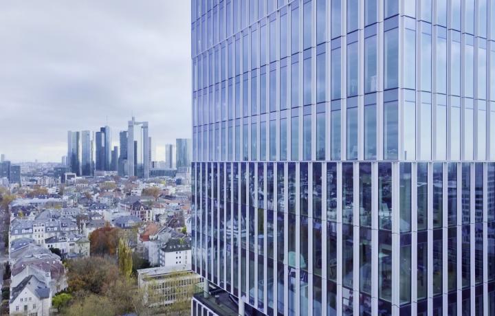 Halbtotale Ansicht Senckenberg Turm Frankfurt