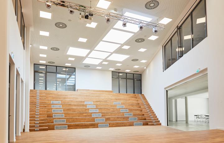 Gesamtschule Schlangen, Schulgebäude, Aula, Oberlichter