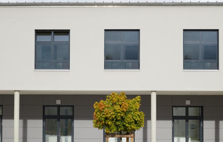 Grundschule Detmold, Schulgebäude, HPL Platten, Putzfassade