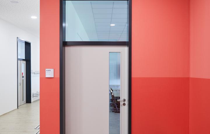 Grundschule Detmold, Schulgebäude, Klassenraum, Eingang