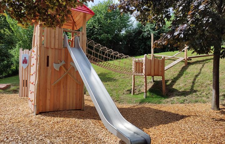 Kletterelemente wie Kletterwand oder Hängebrücke animieren zum Bewegen