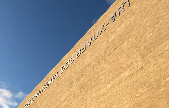 Schriftzug an der Fassade des Musée cantonal des Beaux Arts, Lausanne