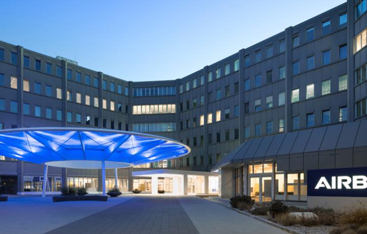 Beleuchtete Außenstele auf dem Ludwig Bölkow Campus am Airbus Standort Ottobrunn