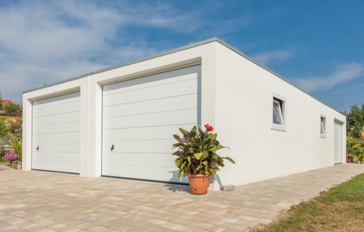 Doppelgaragen mit Anbau