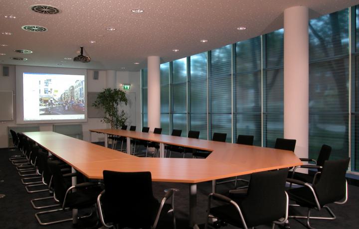 Unterschiedlich transparente Folien bieten Blendschutz, Durchsicht nach außen und Tageslichtnutzung