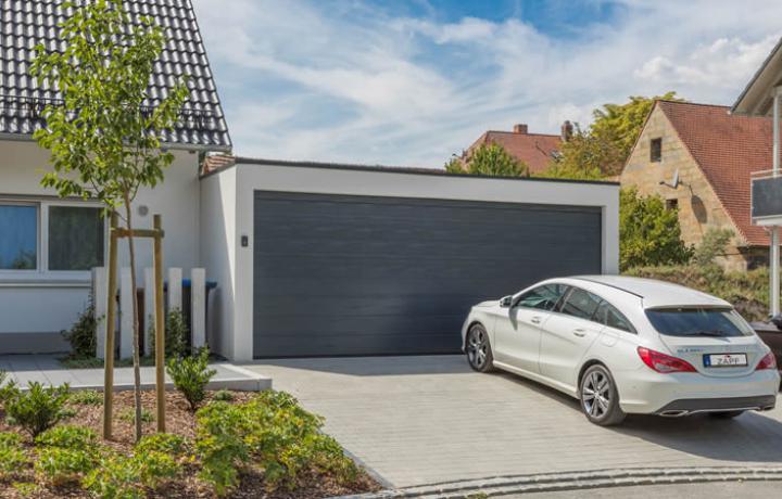 Großraumgarage mit großem Garagentor