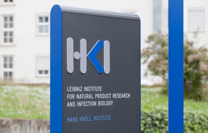 Mit dem Leit- und Orientierungssystem hat Studio KW . Kommunikationsdesign für das HKI ein übergreifendes Gestaltungskonzept entwickelt. Realisiert wurde das Leitsystem als Individualanfertigung von meng. Alle Elemente bilden eine Produktfamilie