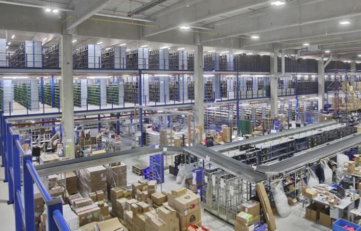 Mehrgeschossige Fachbodenregalanlage mit Treppenaufgang. Branche Versandhandel