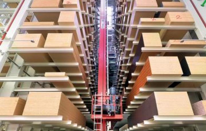 Vollautomatische Kragarmregalanlage. Branche: Möbelindustrie