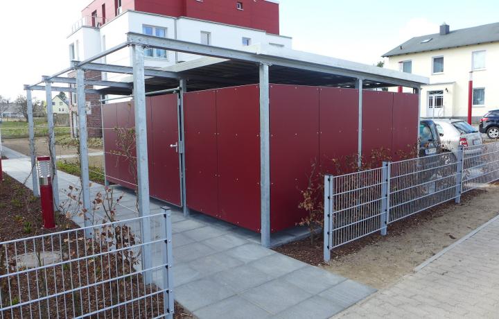Mülltonnenhaus inkl. Pergola mit HPL-Verkleidung in weinrot