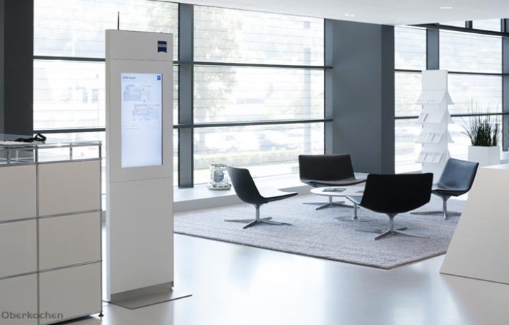 Medienstele Victoria als Teil des Innenleitsystems von ZEISS in Oberkochen